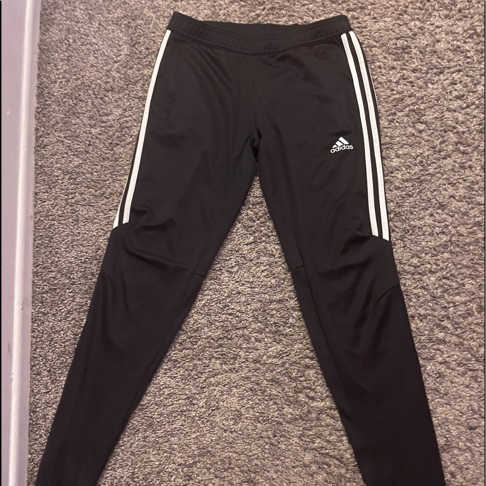 Regular fit w/ tapered leg
Side seam zip pockets
Ankle zips